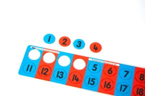 NUMBER TRACK WITH POP-OUT COUNTERS TO 20
